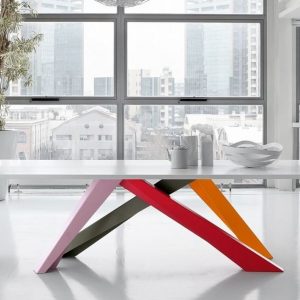 Tavolo Bonaldo modello Big table, tavolo originale, dalle linee di design con le gambe tagliate al laser, con gambe di diverse misure e differenti forme.
