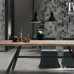 Tavolo Tomasella modello Tudor, il top in legno di forte spessore e un gioco di gambe incrociate con particolari colorati per un tavolo che ama farsi notare